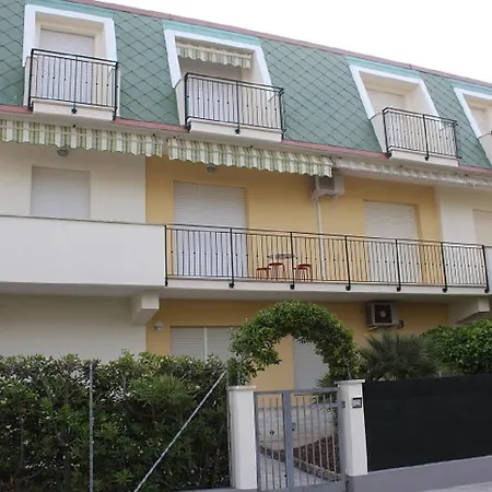 Trilo Lorenzo - In Centro Ed A 30 M Dal Mare Numana