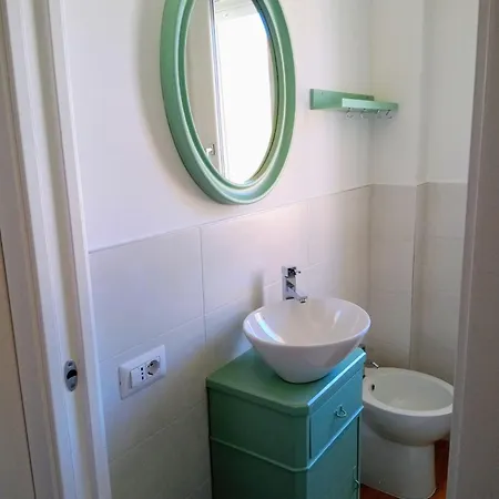 Trilo Lorenzo - In Centro Ed A 30 M Dal Mare Numana